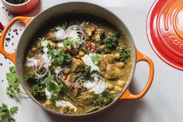 Ingvera vistas karijs ar melnajiem pipariem, lapu kāpostiem un turku zirņiem