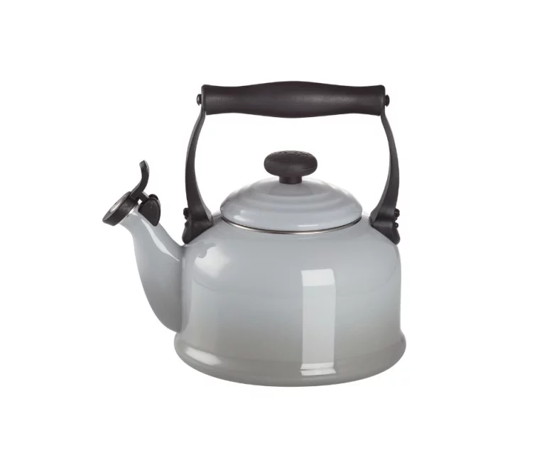 Le Creuset Чайник традиционный 2,1 л светло-серый Le Creuset Чайник традиционный 2,1 л светло-серый