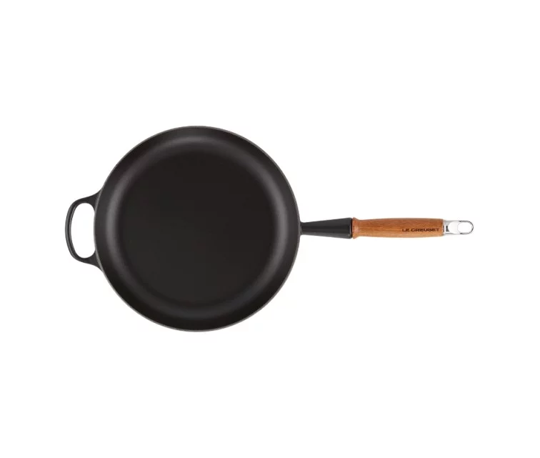 Le Creuset Čuguna panna ar koka rokturi Ø28cm matēti melna Le Creuset Čuguna panna ar koka rokturi Ø28cm matēti melna