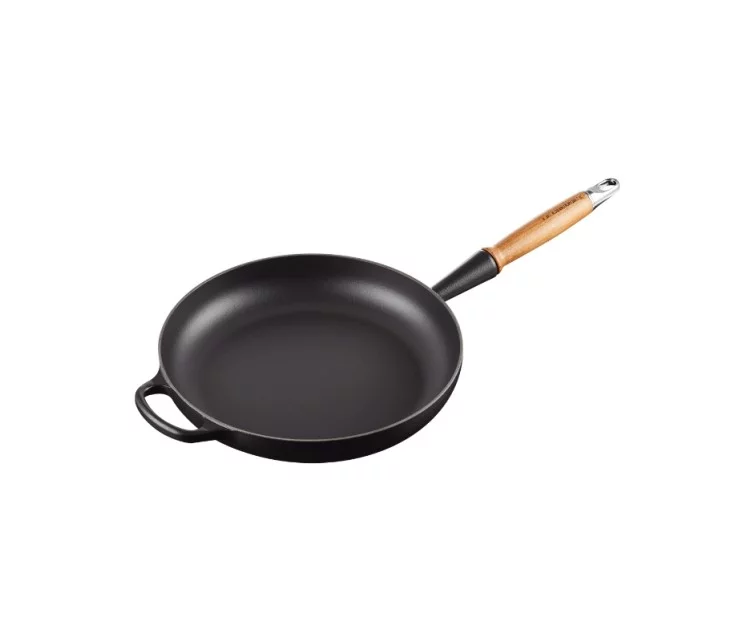 Le Creuset Čuguna panna ar koka rokturi Ø28cm matēti melna Le Creuset Čuguna panna ar koka rokturi Ø28cm matēti melna