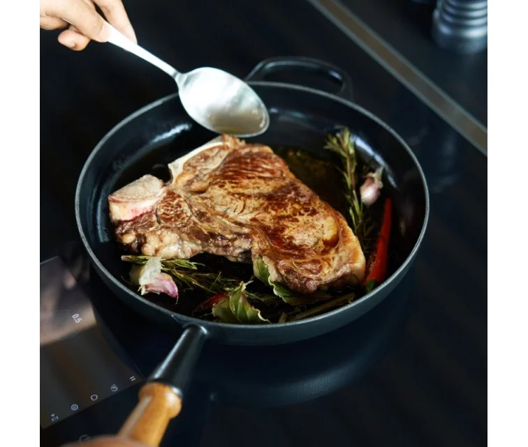 Le Creuset Čuguna panna ar koka rokturi Ø28cm matēti melna Le Creuset Čuguna panna ar koka rokturi Ø28cm matēti melna