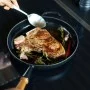 Le Creuset Čuguna panna ar koka rokturi Ø28cm matēti melna Le Creuset Čuguna panna ar koka rokturi Ø28cm matēti melna