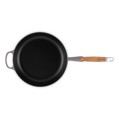 Le Creuset Čuguna panna sautēšanai ar koka rokturi Ø28cm gaiši pelēka Le Creuset Čuguna panna sautēšanai ar koka rokturi Ø28cm gaiši pelēka