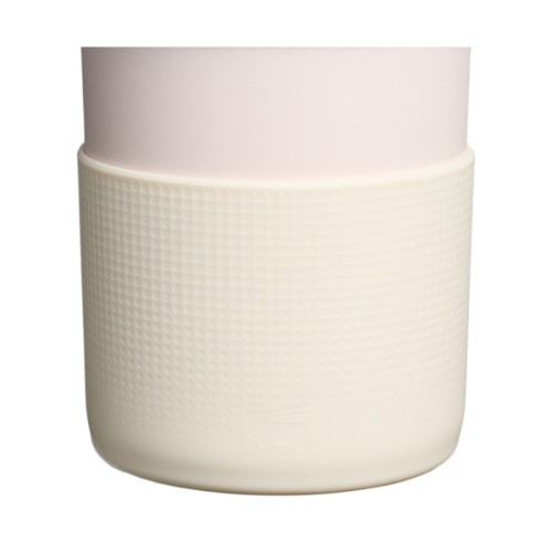 Aizsargpārvalka un salmiņu vāciņu 2 gab. komplekts termokrūzēm 1,18L The Quencher Boot + Straw Topper gaišā krēmkrāsā