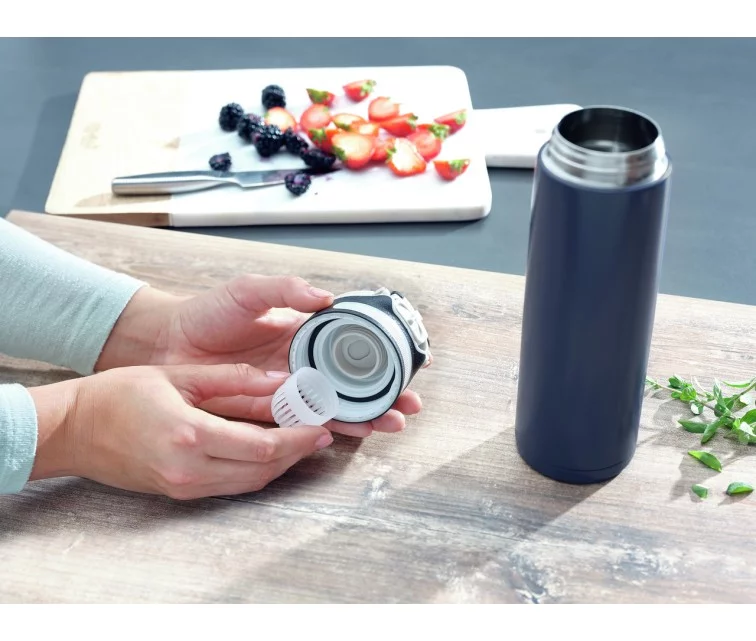 LEIFHEIT Termokrūze Flip 600ml tumši zila LEIFHEIT Termokrūze Flip 600ml tumši zila