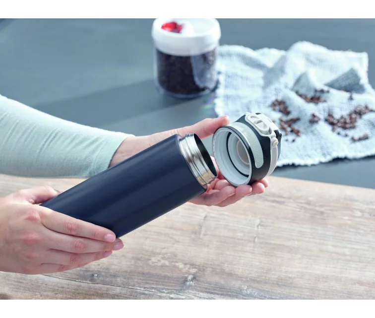 LEIFHEIT Termokrūze Flip 600ml tumši zila LEIFHEIT Termokrūze Flip 600ml tumši zila