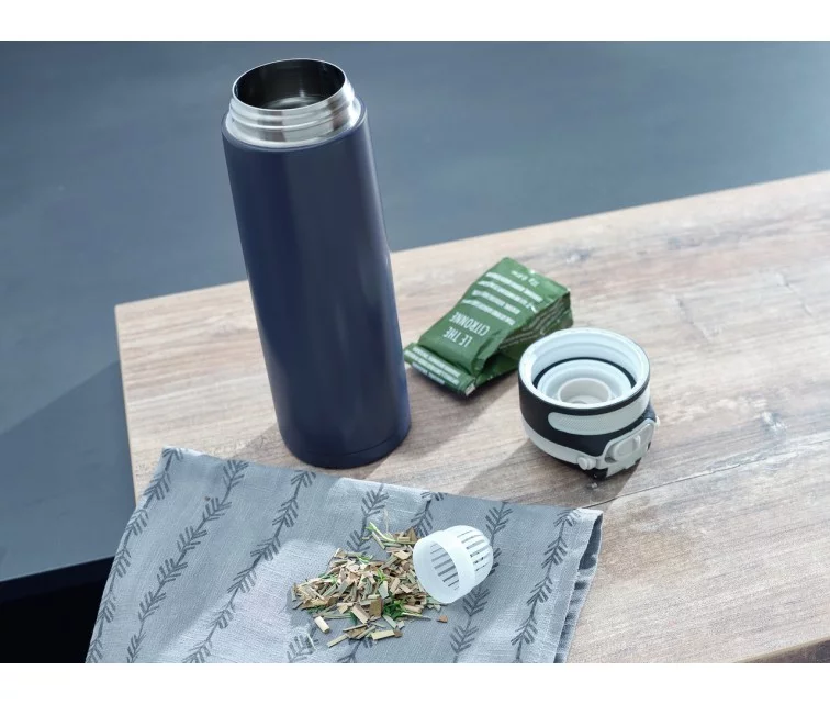 LEIFHEIT Termokrūze Flip 600ml tumši zila LEIFHEIT Termokrūze Flip 600ml tumši zila