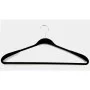Plastikinės pakabos drabužiams Soft Touch 45 cm, 2 cm, asorti: juodos / mėlynos / šviesiai pilkos / baltos Plastikinės pakabos drabužiams Soft Touch 45 cm, 2 cm, asorti: juodos / mėlynos / šviesiai pilkos / baltos