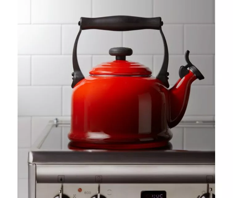 Le Creuset Kettle Traditional 2,1L red