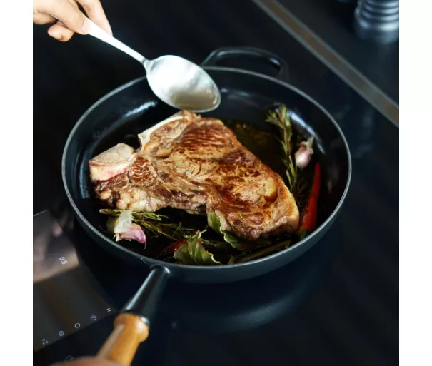 Cast iron pan with wooden handle Ø28cm mat black