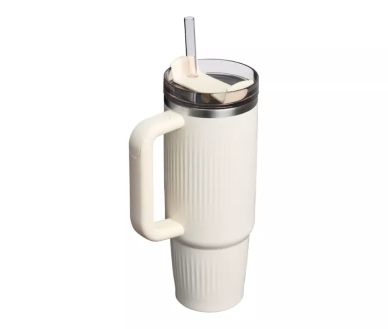 Thermos mug with straw The Quencher H2.0 Fluted Tumbler 0.89L in glossy cream color