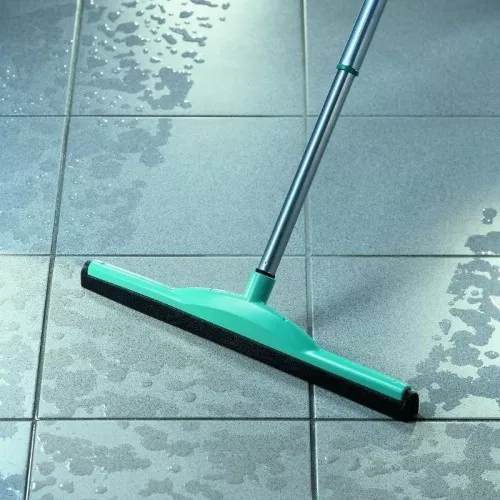 Floor brush for water collection