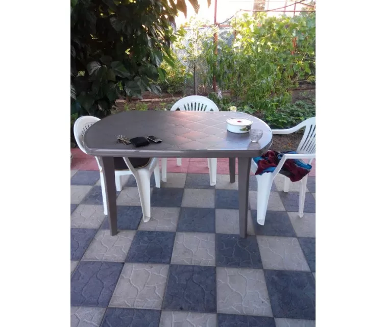 Sodo stalas Elise, smėlio spalvos