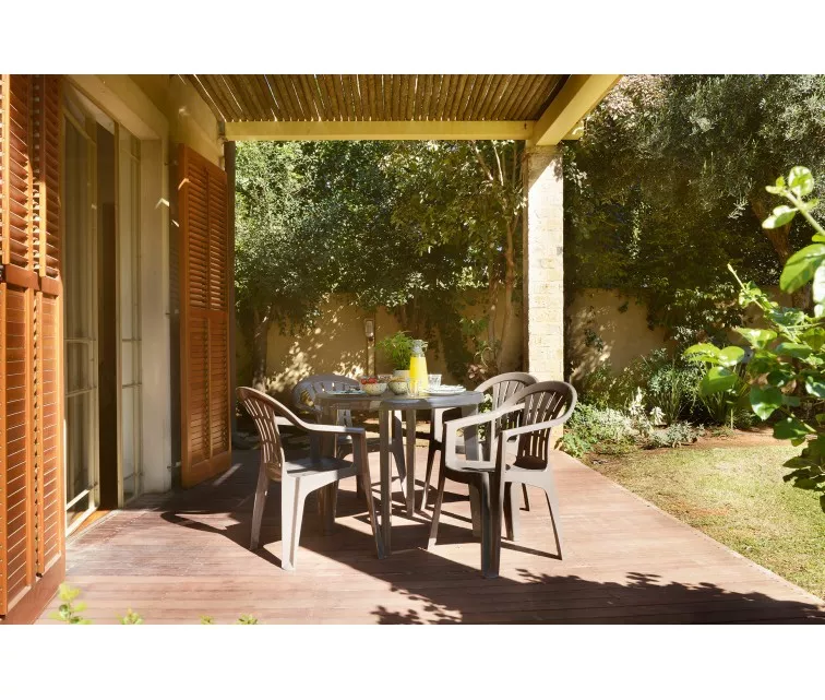 Sodo stalas Lisa, smėlio spalvos